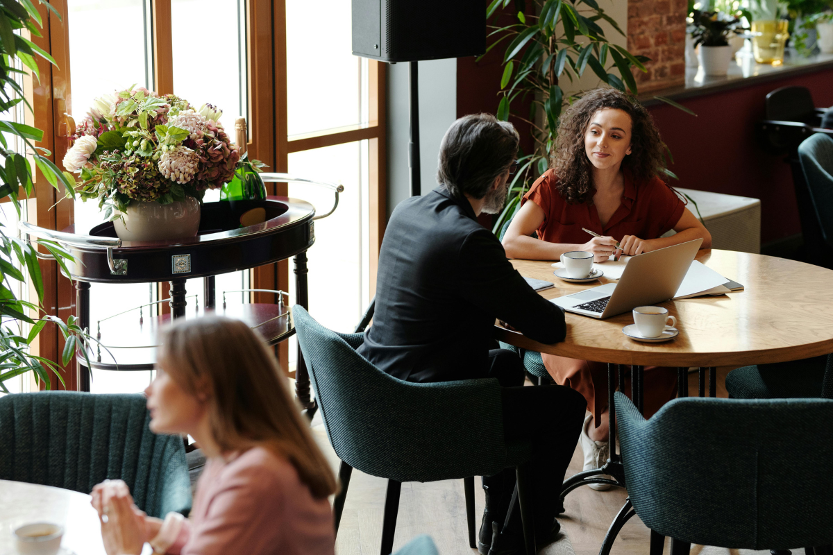 15 dicas de como conquistar uma colega de trabalho Tribo da conquista