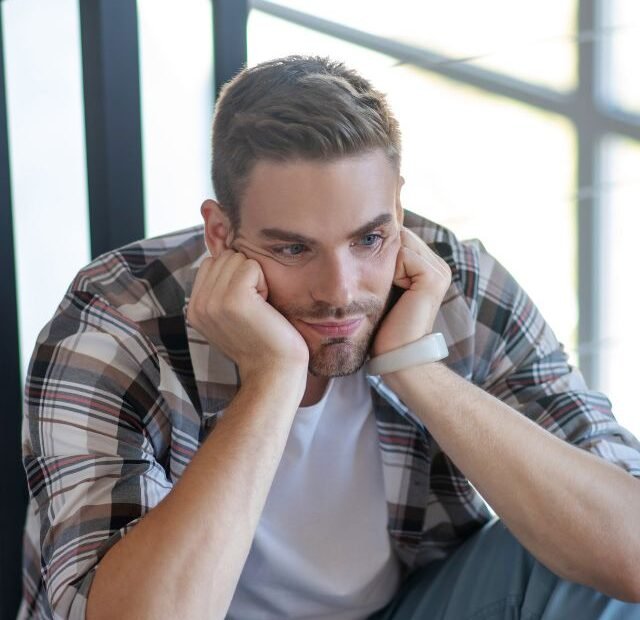 Como deixar de parecer fraco corrigindo os ombros caídos Tribo da conquista Capa Web Stories