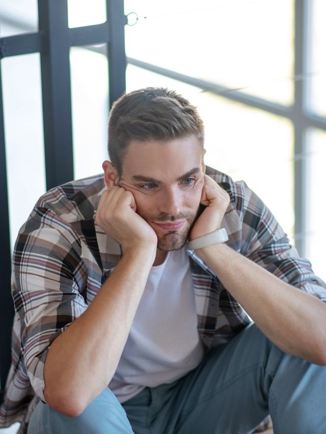 Como deixar de parecer fraco corrigindo os ombros caídos?