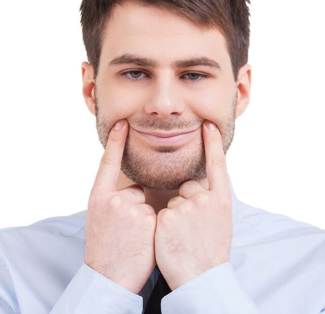 Como o sorriso amarelo te faz parecer submisso e fraco Tribo da conquista Capa Web Stories