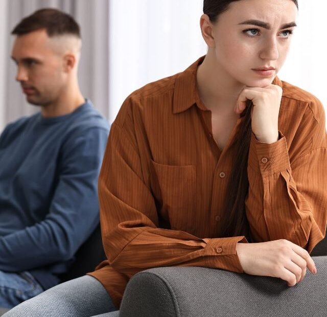 Como saber se a crítica dela é construtiva ou desrespeito Tribo da conquista Capa Web Stories