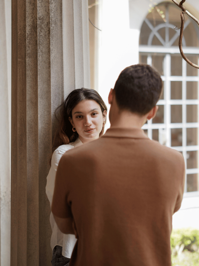 Ela nunca puxa assunto. Você está sobrando?