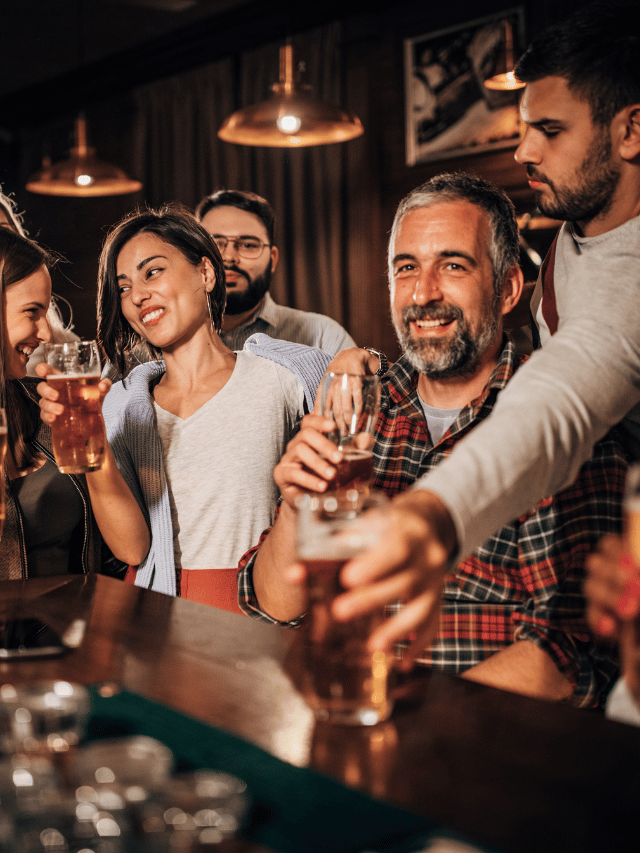 Ela tem muitos amigos homens. Devo me preocupar?