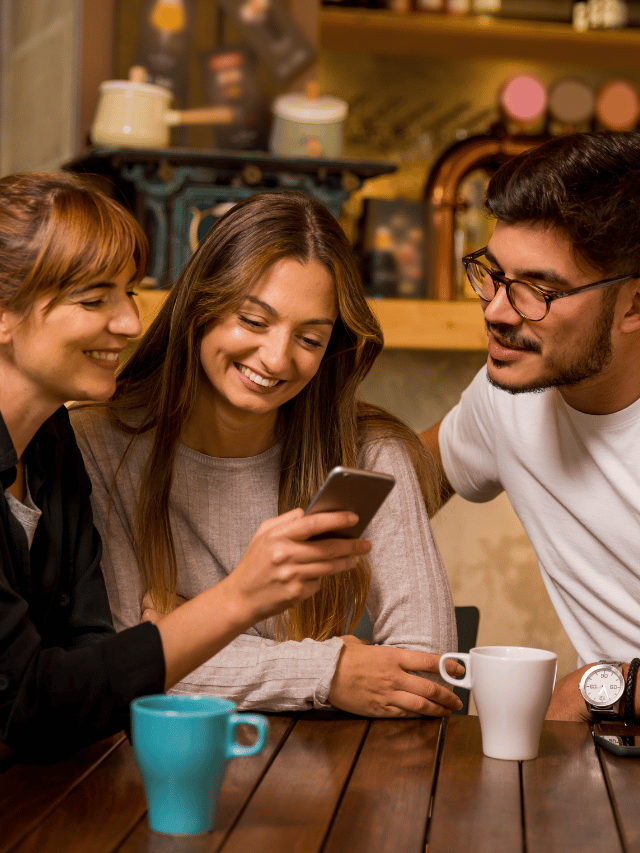 O medo de chegar nela estando com amigas