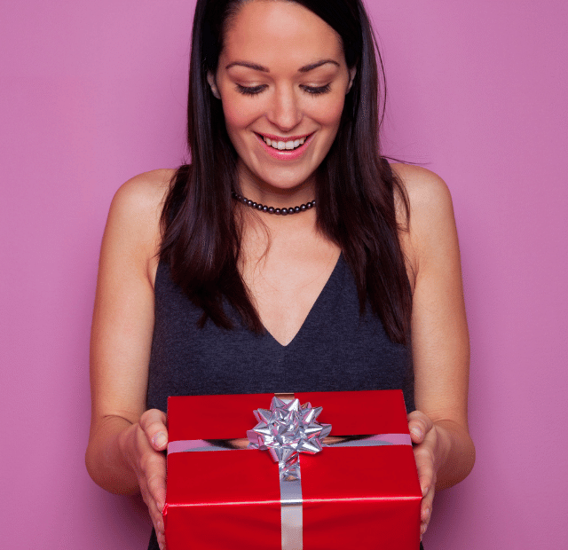 Ela ganha presentes caros de outros, Como competir, Tribo da conquista Capa Web Stories